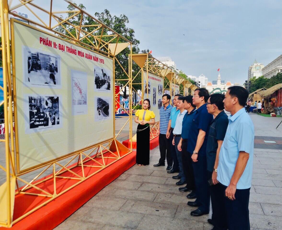 Đoàn các đồng chí lãnh đạo Tỉnh và các Sở, ban, ngành tỉnh Điện Biên tham quan triển lãm ảnh 